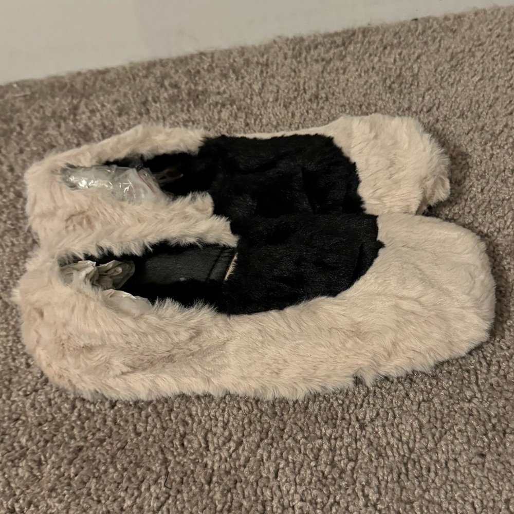 Beautiful Vivienne Hu New York size 36 cream black faux fur hard bottom slippers